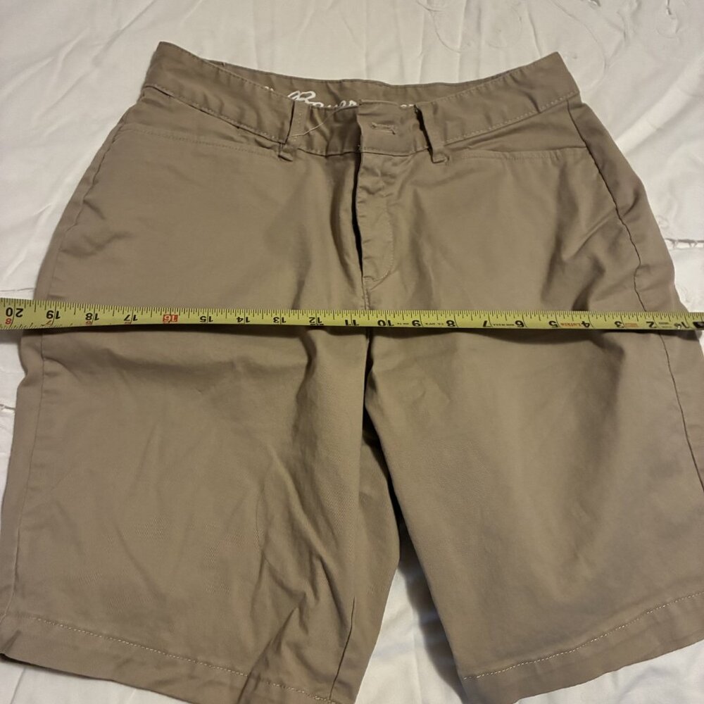 Eddie Bauer khaki shorts P4 with 2 front slit lockets and 2 back pockets